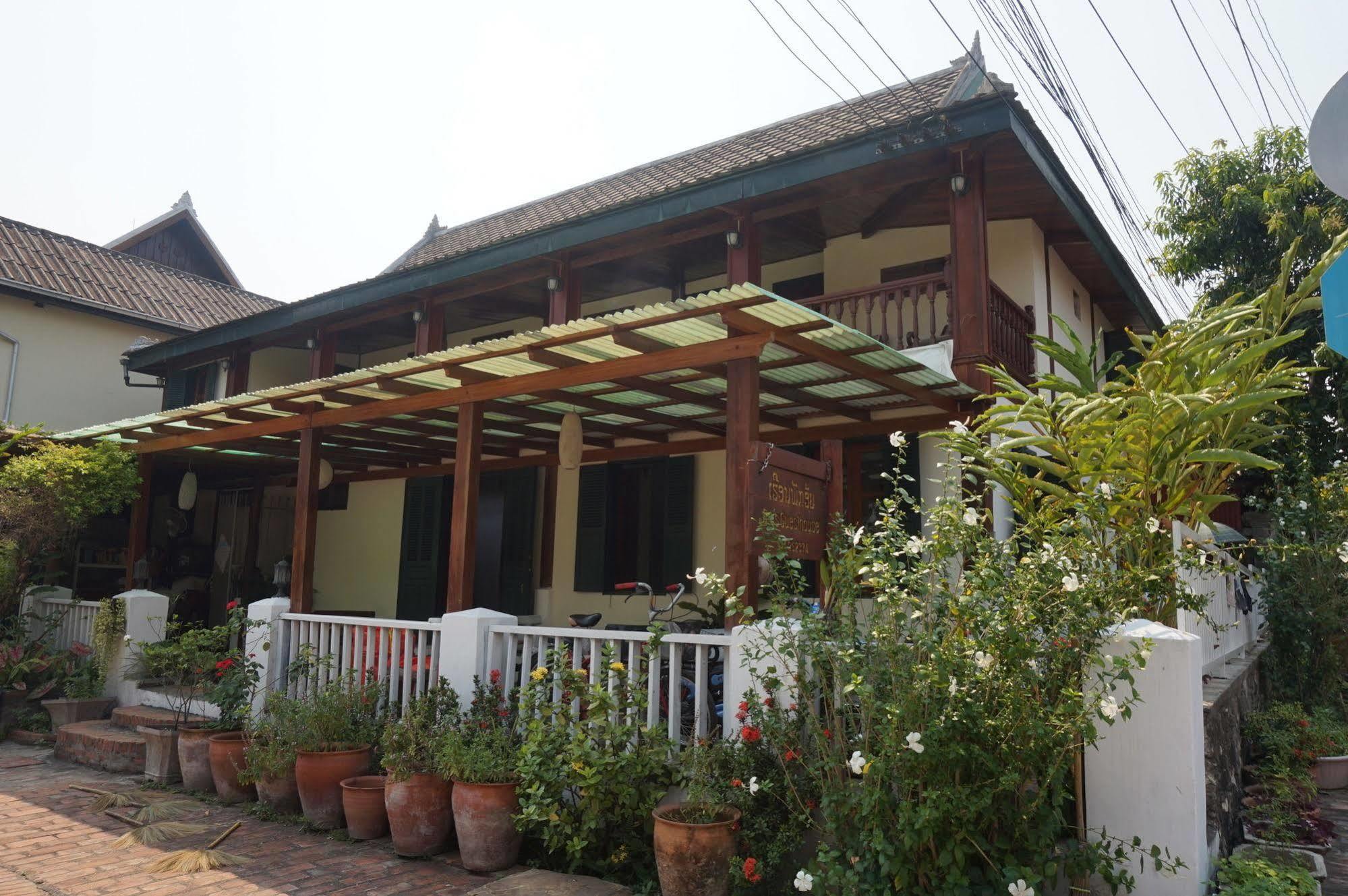 Oui'S Guesthouse Luang Prabang Esterno foto